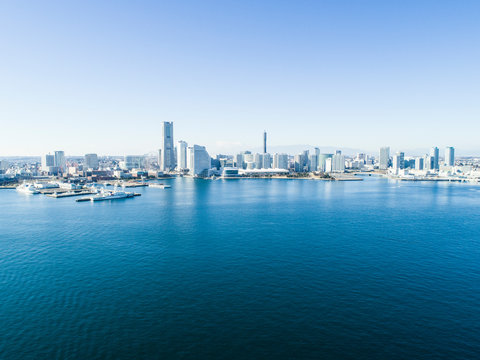 埠頭とビル群　空撮