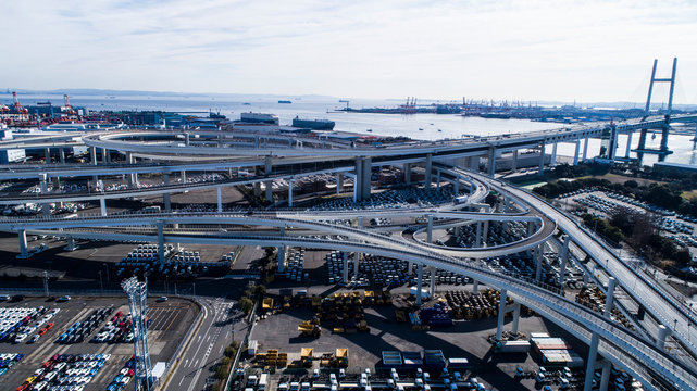 高速道路と埠頭の景観　空撮