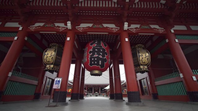Kaminarimon gate with beautiful red japenese lantern chochin ("wind thunder gate" writen on the red lantern)