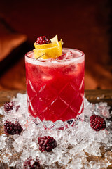 cocktail wiht fresh blackberries and lemon