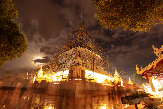 Viennese tradition, light the candle in Buddhist beliefs On Asalha Bucha Day 