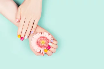 Foto op Canvas Vrouwenhanden met perfecte manicure en bloem. © Yulia Lisitsa