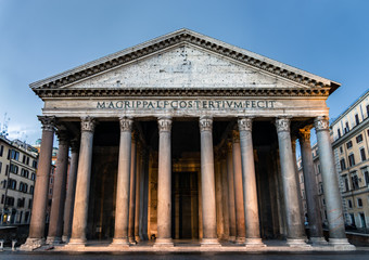 Obraz premium View of the Pantheon holy temple at dawn - Rome, Italy.
