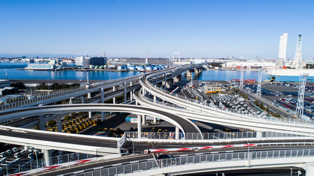 高速道路と埠頭　空撮
