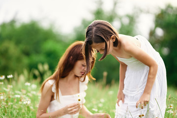 Obraz premium mother and daughter having fun in the park