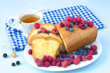 Kastenkuchen mit Beeren