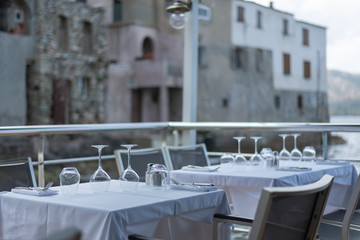 A romantic restaurant overlooking the sea