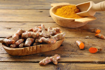 curcuma radici e polvere sfondo rustico