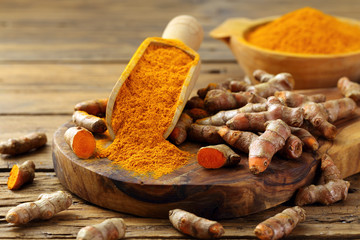 curcuma radici e polvere sfondo rustico