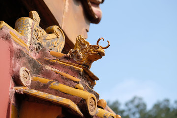 chinese old roof tiles with roof finials and chinese roof tile figures