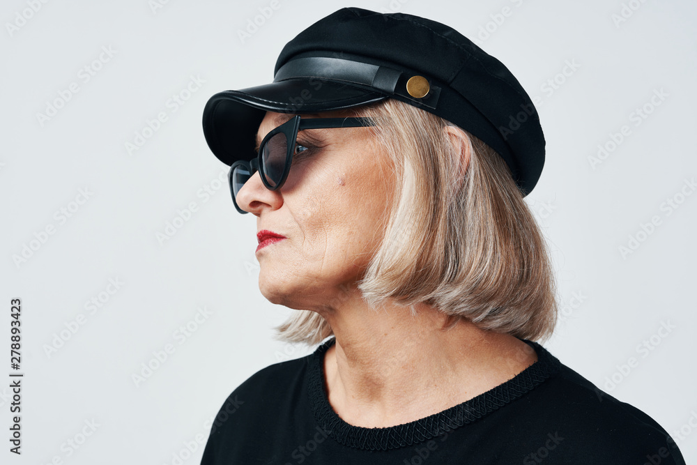 Wall mural portrait of young woman in sunglasses