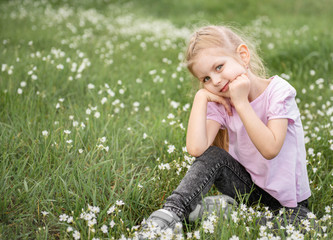 Fototapeta premium Cute little girl in a field