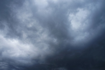 Obraz na płótnie Canvas White and blue contrasting blue clouds in the sky.