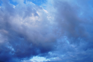 Obraz premium White and blue contrasting blue clouds in the sky.