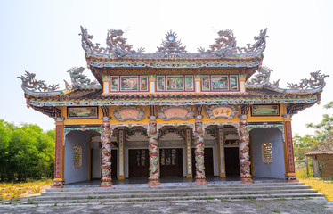 Obraz premium The ancient house with elaborate carved columns of pottery is a typical culture in Ke Vo cultural village, Hue, Vietnam.