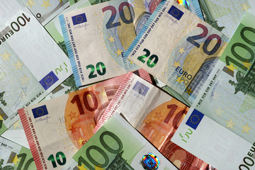 Verschiedene Euro Banknoten übereinander