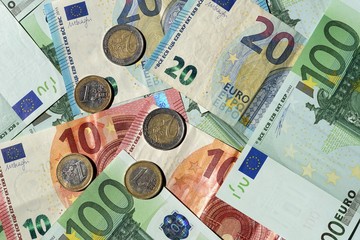 Mehrere Euro Banknoten und Münzen