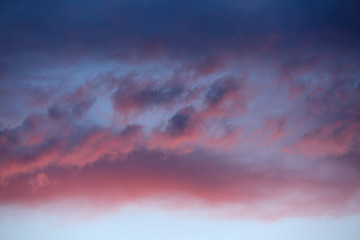 Naklejka premium Beautiful natural background of clouds in the evening sky at sunset