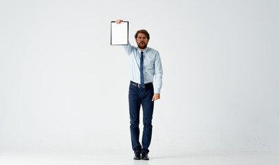 Obraz premium businessman standing in front of wall