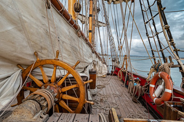 barco antiguo de vela con su timón 