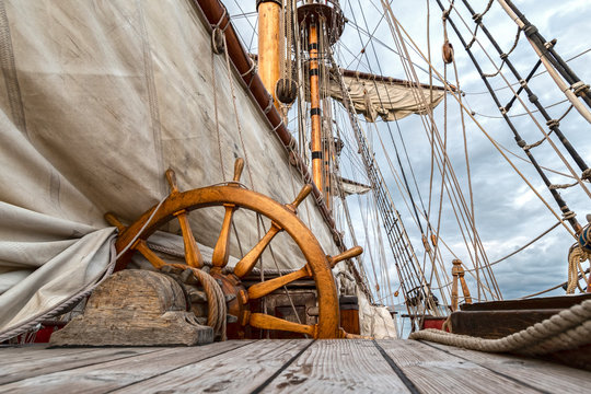 barco velero de madera antiguo con cuerdas y velas