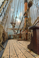 barco velero de madera antiguo con cuerdas y velas