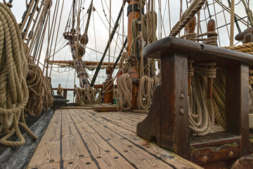 barco velero de madera antiguo con cuerdas y velas