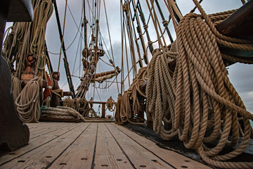 barco velero de madera antiguo con cuerdas y velas © marcantabrico