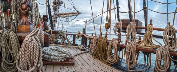  oud houten zeilschip met touwen en zeilen © marcantabrico