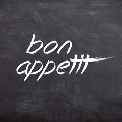 Bon Appetit Spruch auf Tafel für Küche mit Kreide Schrift