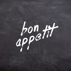 Bon Appetit Spruch auf Tafel für Küche mit Kreide Schrift