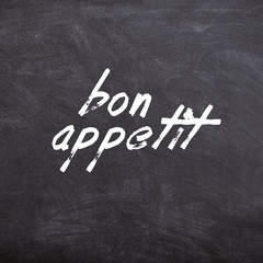 Bon Appetit Spruch auf Tafel für Küche mit Kreide Schrift