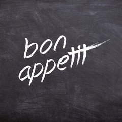 Bon Appetit Spruch auf Tafel für Küche mit Kreide Schrift