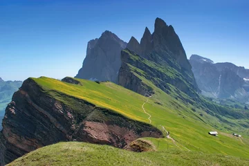 Photo sur Plexiglas Dolomites Paysage de montagne majestueux - Seceda, Dolomites, Italie. Pentes de montagne printanières ensanglantées.