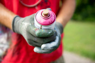 Graffiti Workshop, Sprayer mit Spraydose und Handschuhen 