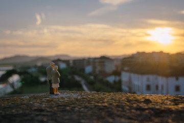 macro fotografía con figuras de ancianos a la puesta del sol