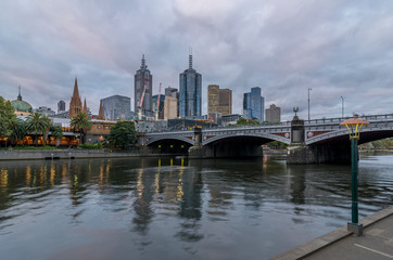 Fototapeta na wymiar Beautiful view of the city center of Melbourne, Australia, and the Yarra River at dusk