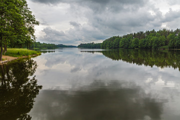Obraz premium Reflection of moody sky in calm lake