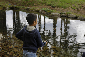 Fototapeta na wymiar 魚釣りをする小学生(4年生)