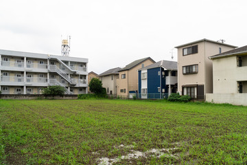 住宅街の空き地 © paru