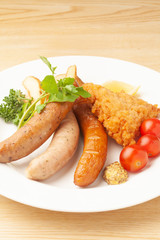 ソーセージとフライドチキンの盛り合わせ