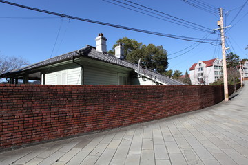 石畳と洋館のある街