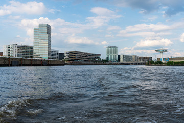 Naklejka premium Hamburger Hafen am späten Nachmittag