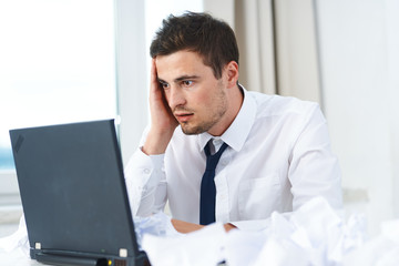 Obraz premium businessman working on laptop in his office