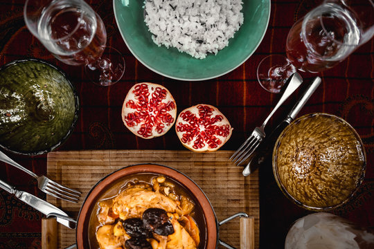 Marokkanisches H&auml;hnchen mit Pflaumen in einer Tajine serviert mit Reis Granatapfel 