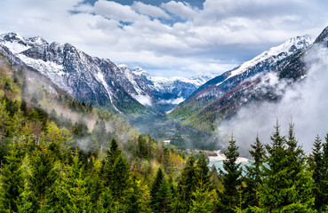 Obraz premium Mountains above Lake Predil in Italy