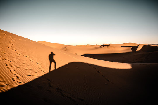 Schatten einer Person auf einer D&uuml;ne in der Sahara W&uuml;ste in Marokko