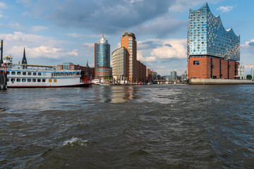 Hamburger Hafen am späten Nachmittag