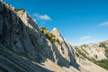 Fototapeta premium Steile Felswand in den Karawanken im Süden der österreichischen Alpen