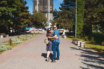 Obraz premium hugging couple in sunglasses